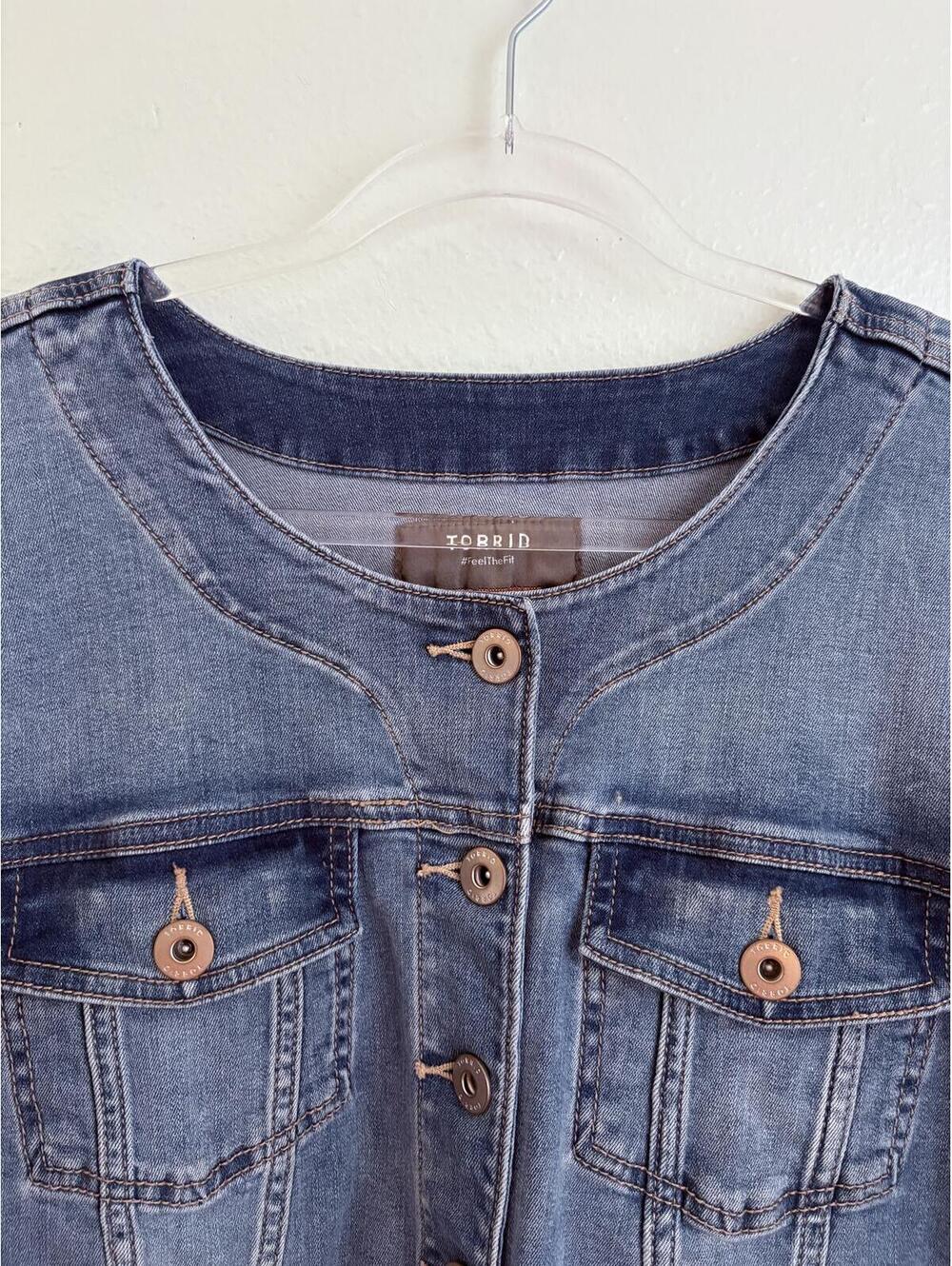 Torrid | Cropped Scoop Neck Button Medium Dark Wash Denim Jean Jacket Size 4X - Picture 3 of 7